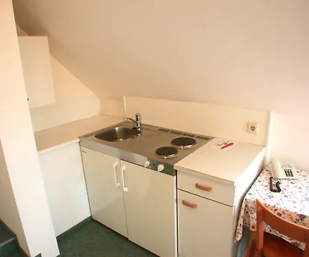 - Alt - Strassgang Konukevi 3*