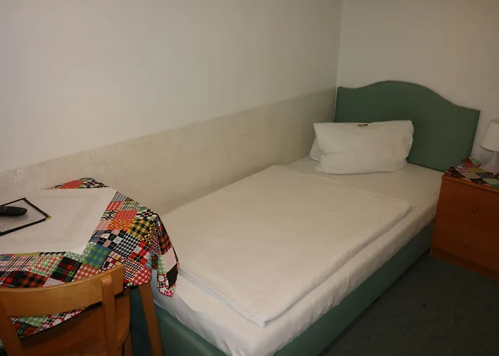 - Alt - Strassgang 3*