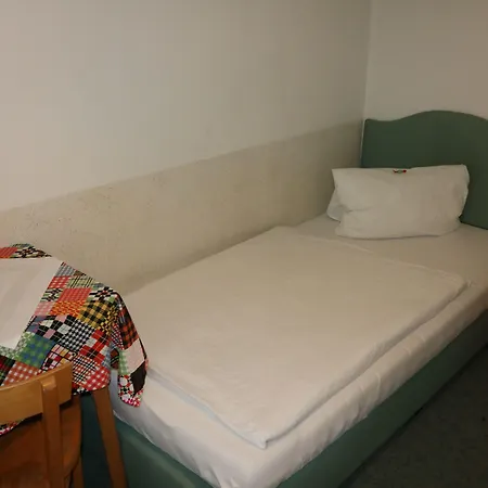 - Alt - Strassgang 3*