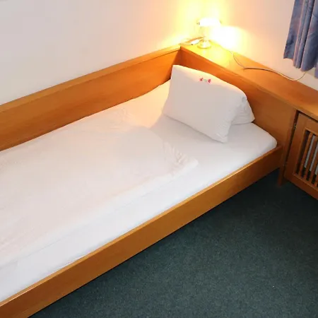 - Alt - Strassgang 3*