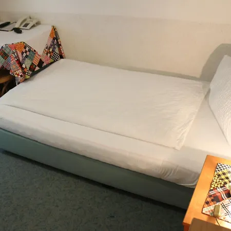 - Alt - Strassgang Guest house