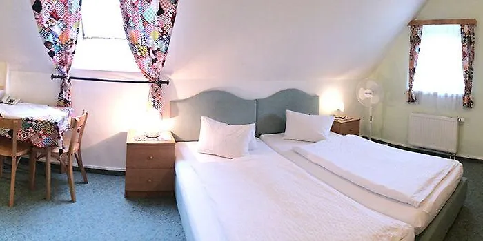 - Alt - Strassgang 3*