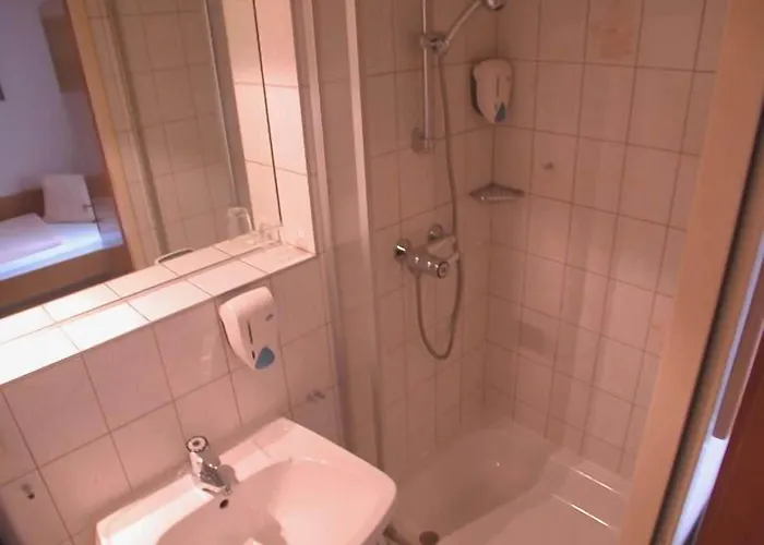 - Alt - Strassgang 3*